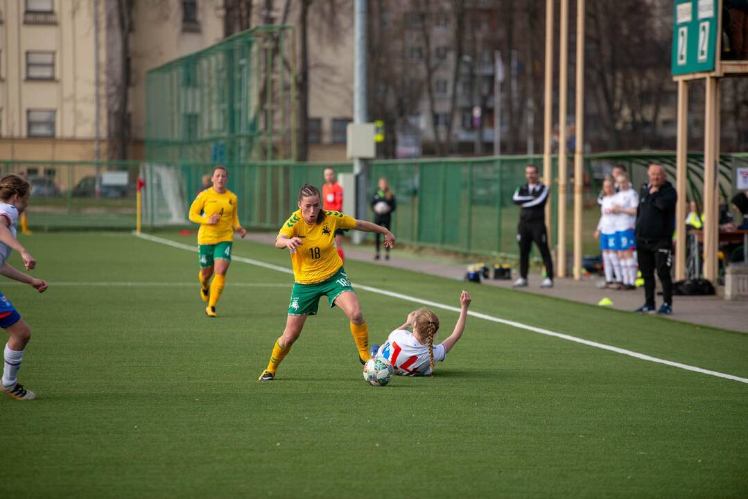 Lietuvos moterų futbolo rinktinės rungtynės su Farerų salų rinktine