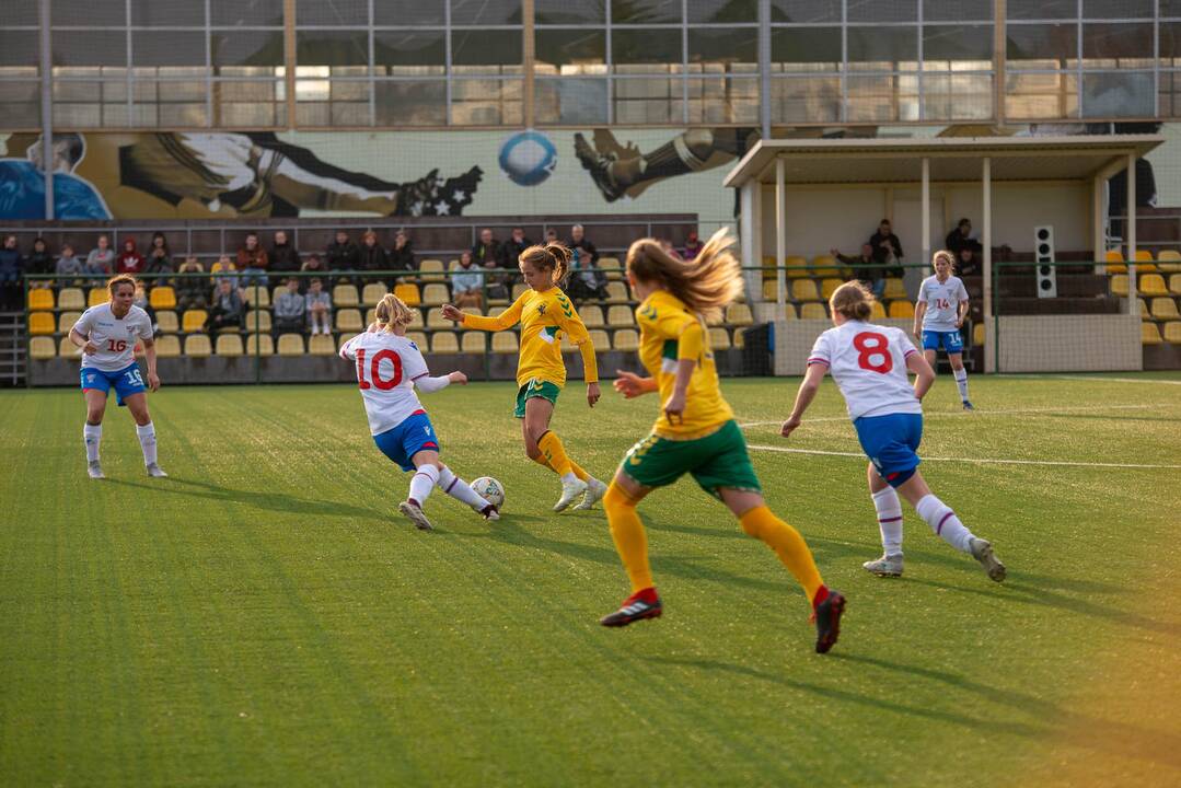 Lietuvos moterų futbolo rinktinės rungtynės su Farerų salų rinktine