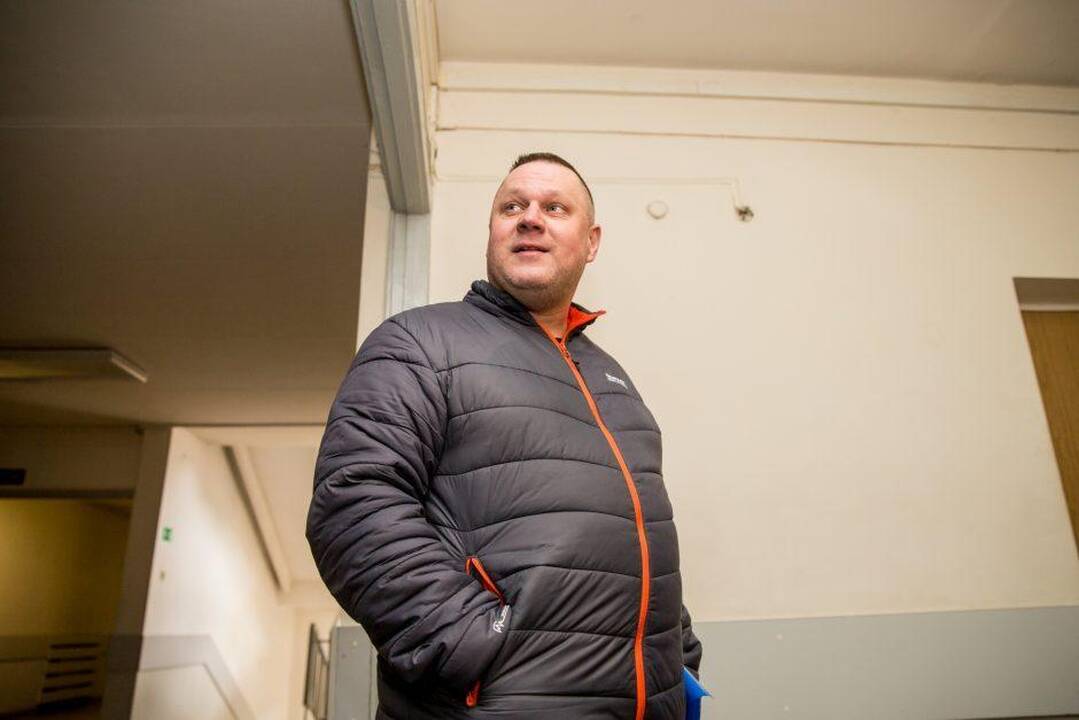 Legendos: A.Ulvidas yra teistas ir už alkoholio vagystes iš parduotuvių, nors televizijos ekrane gyrėsi, kad šio nėra ragavęs, kaip kad yra skaistus.