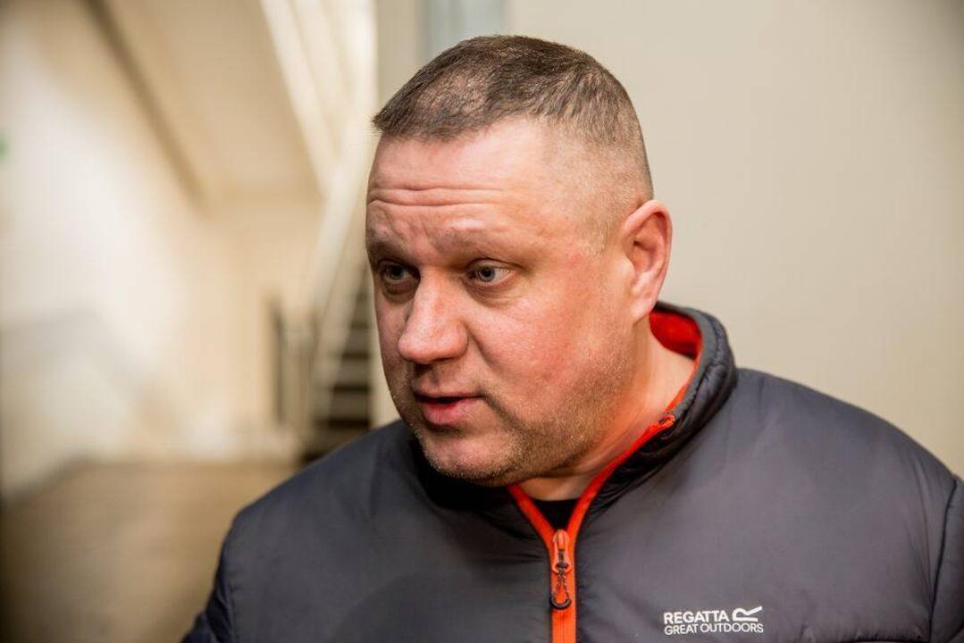 Legendos: A.Ulvidas yra teistas ir už alkoholio vagystes iš parduotuvių, nors televizijos ekrane gyrėsi, kad šio nėra ragavęs, kaip kad yra skaistus.
