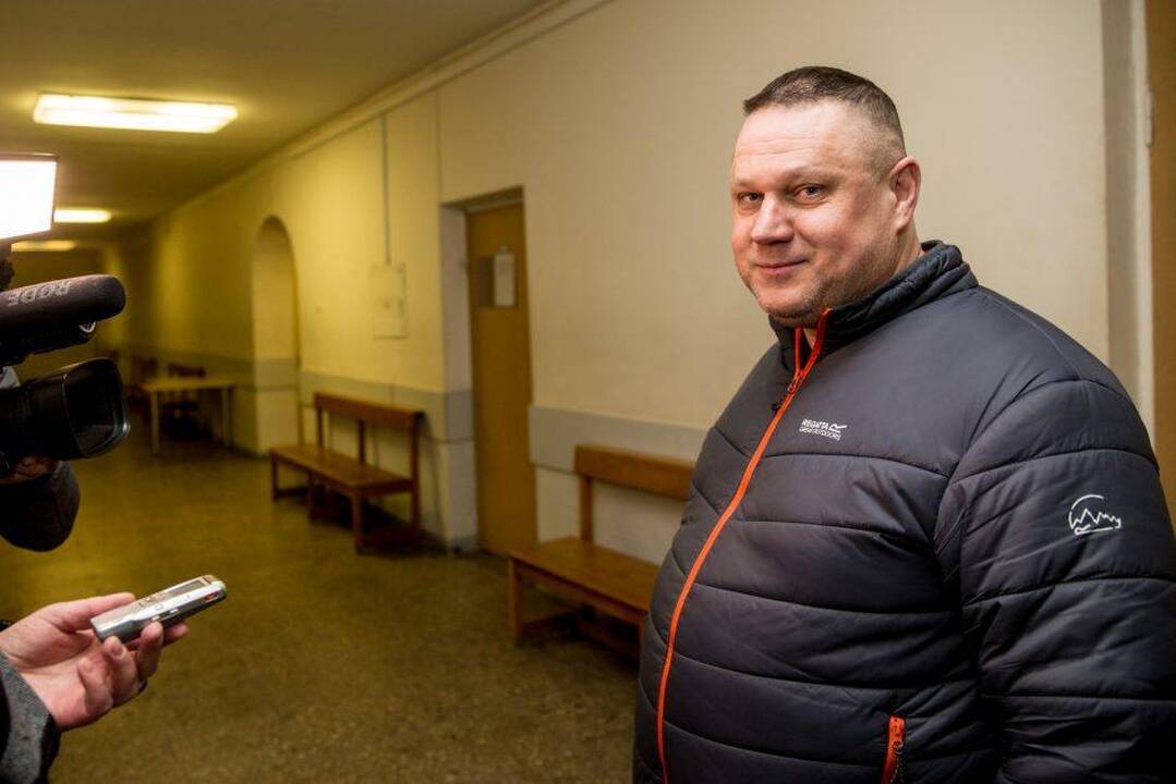 Legendos: A.Ulvidas yra teistas ir už alkoholio vagystes iš parduotuvių, nors televizijos ekrane gyrėsi, kad šio nėra ragavęs, kaip kad yra skaistus.