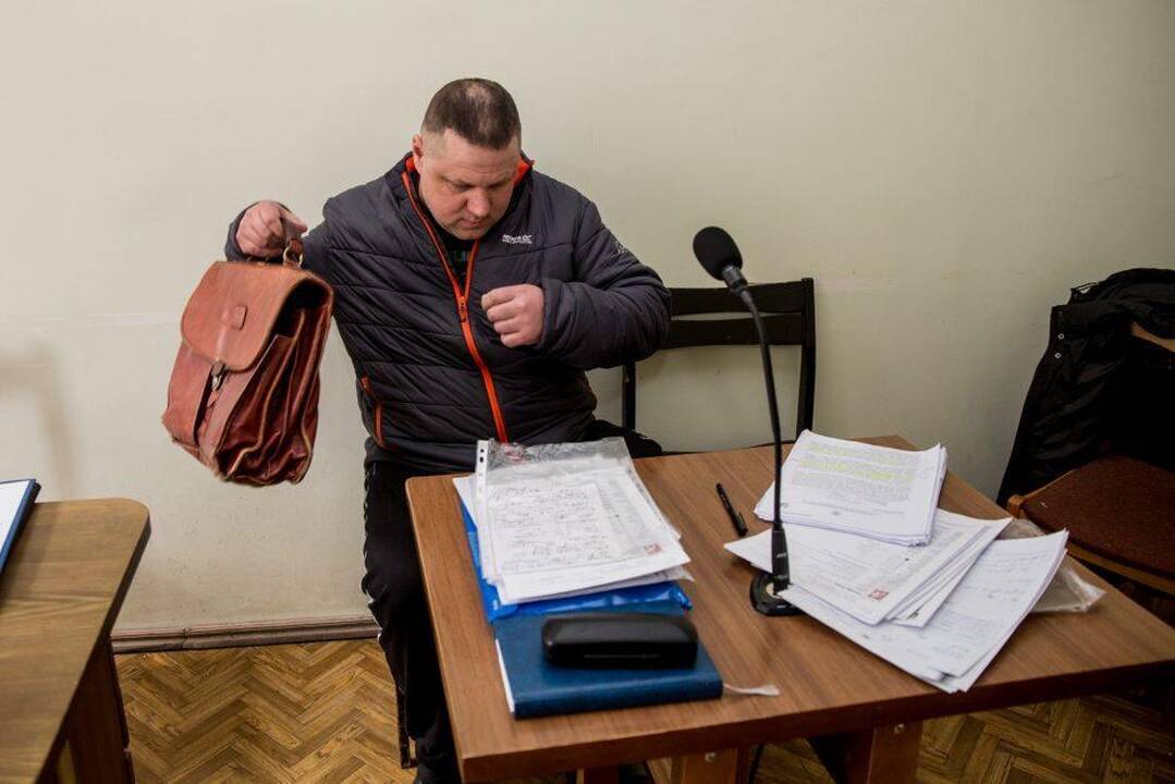 Legendos: A.Ulvidas yra teistas ir už alkoholio vagystes iš parduotuvių, nors televizijos ekrane gyrėsi, kad šio nėra ragavęs, kaip kad yra skaistus.