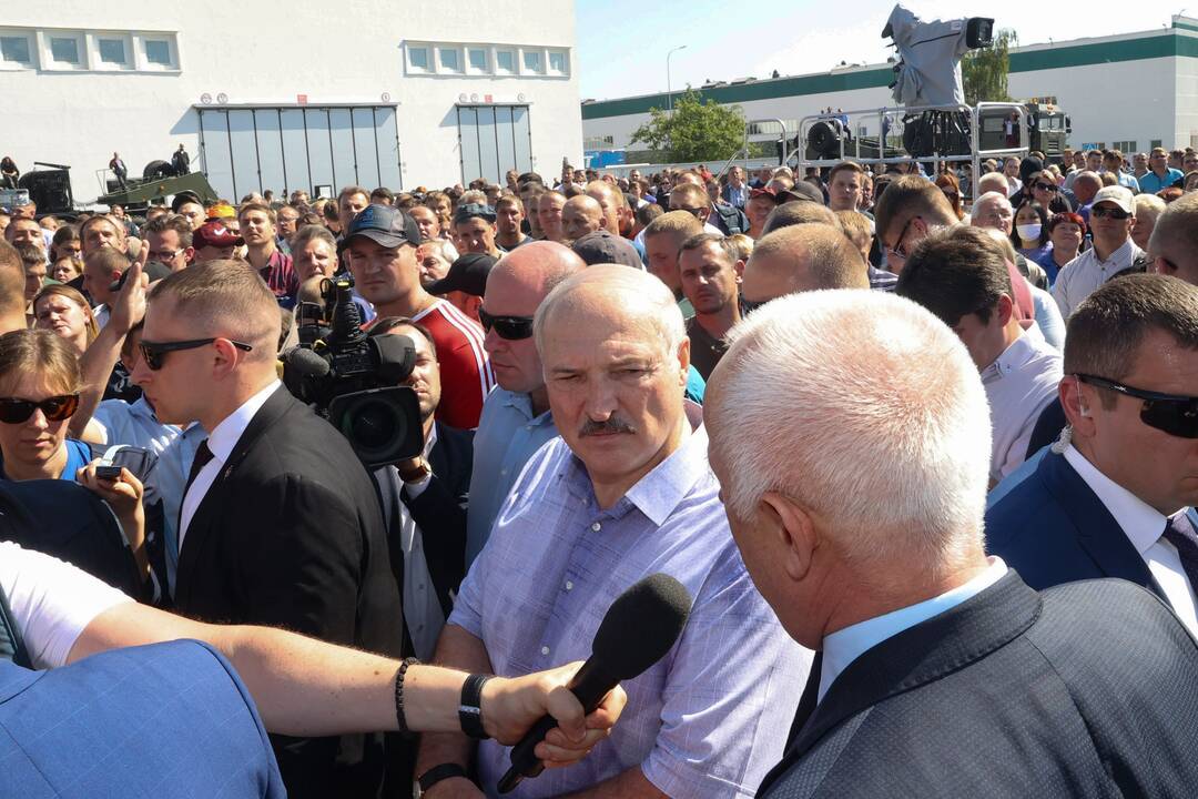 A. Lukašenka važinėja po Minsko gamyklas