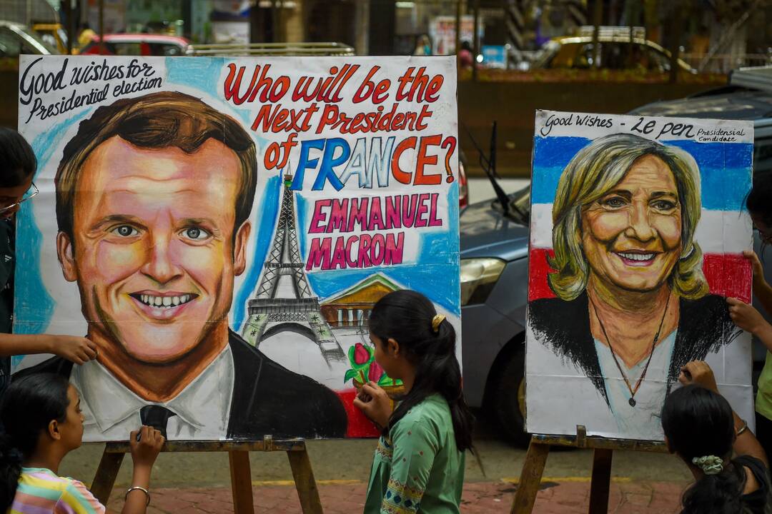 E. Macronas prieš dvikovą su M. Le Pen įspėjamas nenusiraminti