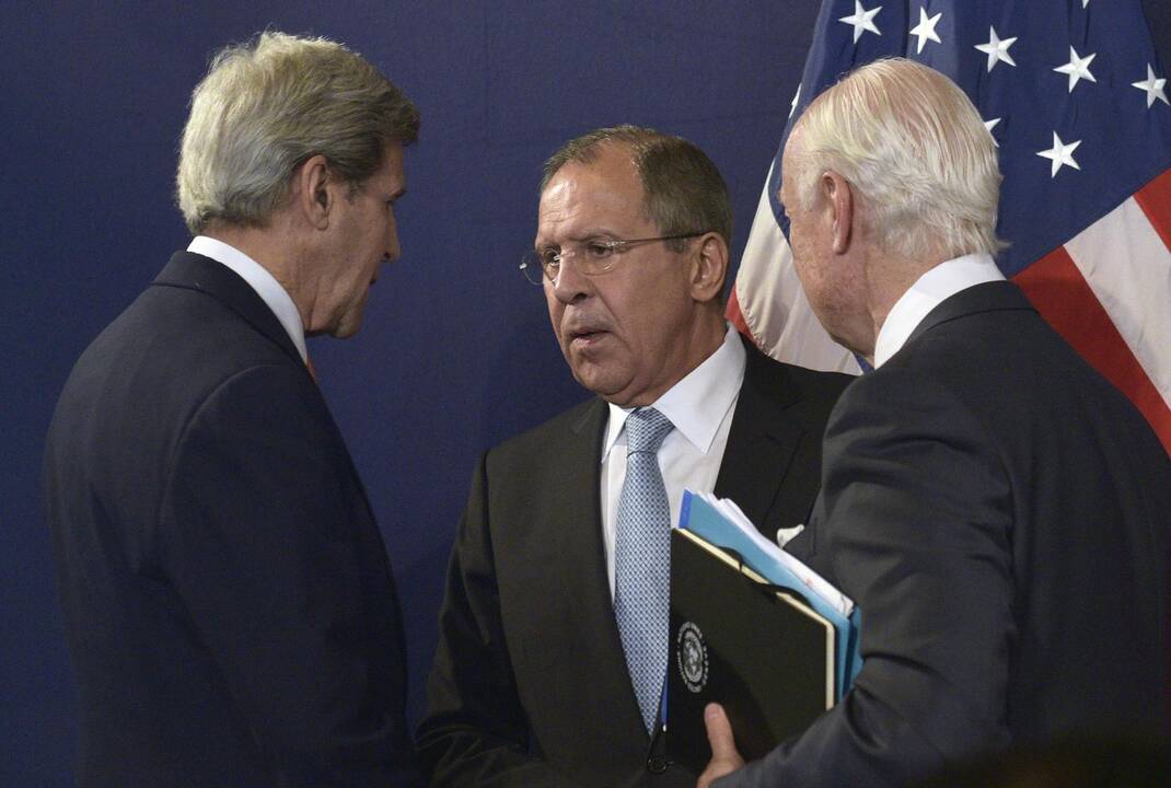 Johnas Kerry (kairėje) ir Sergejus Lavrovas (centre)