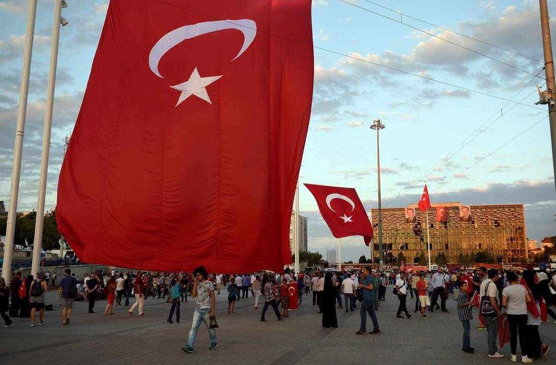 Turkijoje suspenduota daugiau nei 15 tūkst. švietimo darbuotojų