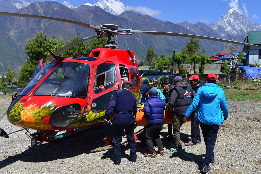 Nepalas uždraudė pavieniams alpinistams kopti į Everestą