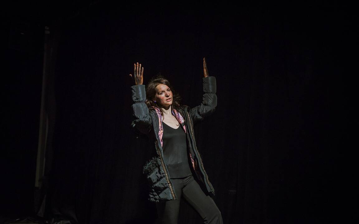 Scena: performansui A.Vilkaitytė pasirinko jos sumanymui pristatyti labai tinkamą Kauno kamerinio teatro erdvę.