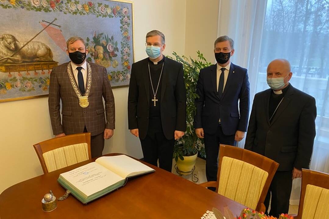 Įvertinimas: arkivyskupui K.Kėvalui (antras iš kairės) Telšių vadovai įteikė Telšių miesto Garbės piliečio vardo liudijimą.