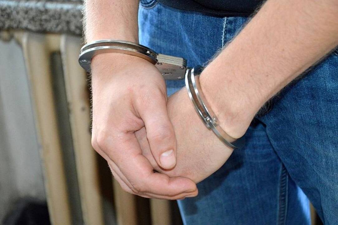 Ilgapirščiai rasti miegantys nusikaltimo vietoje