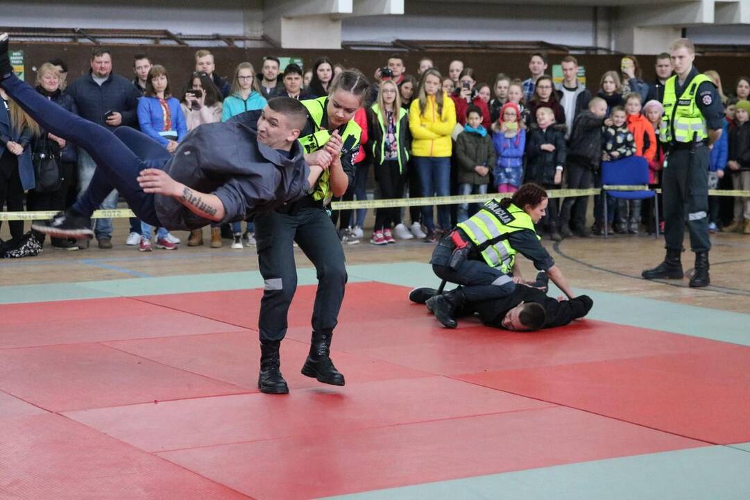 Patirs: Lietuvos policijos mokyklos bazėje jaunuoliai susipažins su kursantų kasdienybe, įvertins savo fizinį pasiruošimą, patikrins taiklumą šaudymo simuliatoriuje.