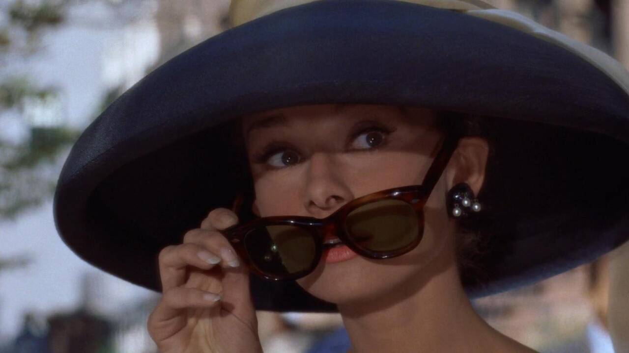  Pavyzdys: po filmo "Sabrina", kuriame pagrindinį vaidmenį atlikusi A.Hepburn dėvėjo Hubert'o de Givenchy rūbus, išpopuliarėjo ir aktorės suknelių silueatai, ir pats dizaineris.