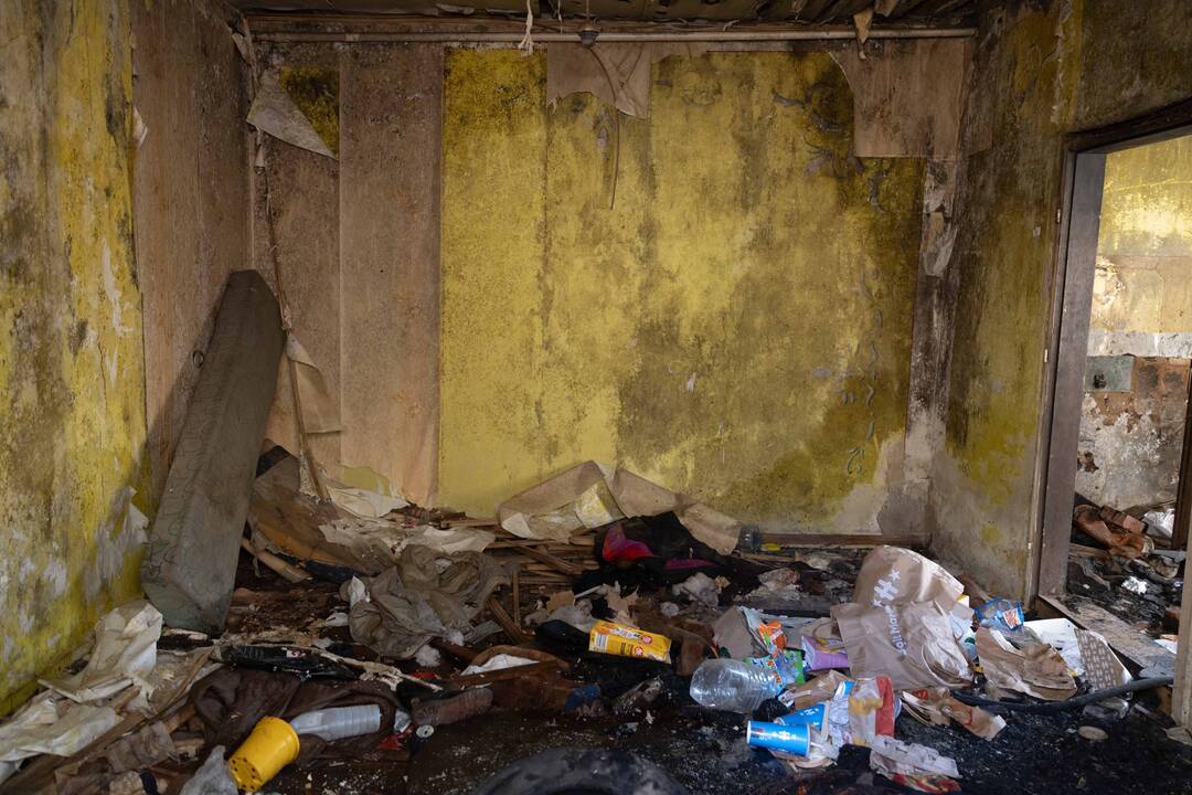 Gimdyvė su kūdikiu aptikti klaikioje benamių landynėje