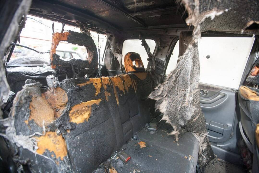 Naktį pakaunėje automobilis virto ugnies fakelu: policija ieško padegėjo