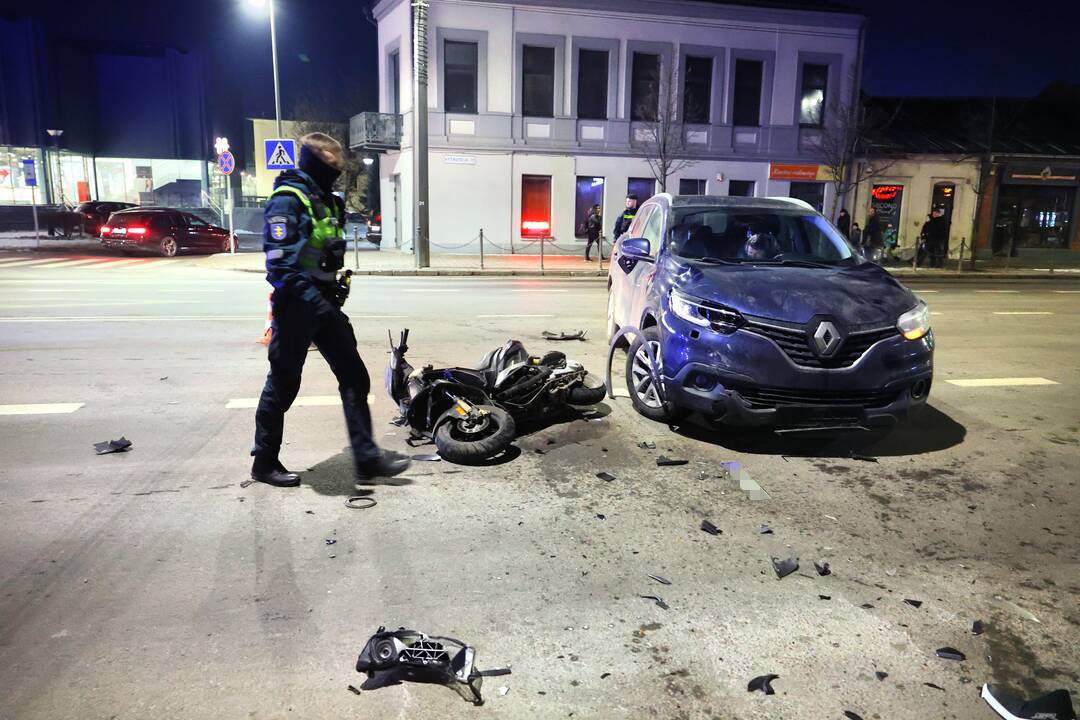 Vytauto prospekte „Renault“ susudūrė su motoroleriu