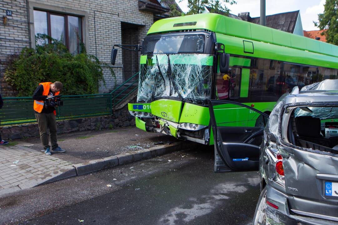 Masinė automobilių ir troleibuso avarija Kaune
