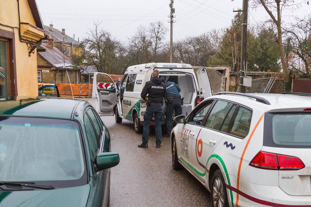 Žaliakalnyje „Nissan“ taranavo namo tvorą