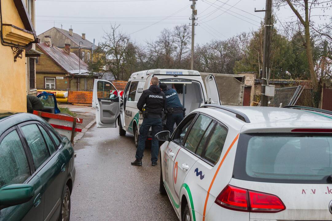 Žaliakalnyje „Nissan“ taranavo namo tvorą