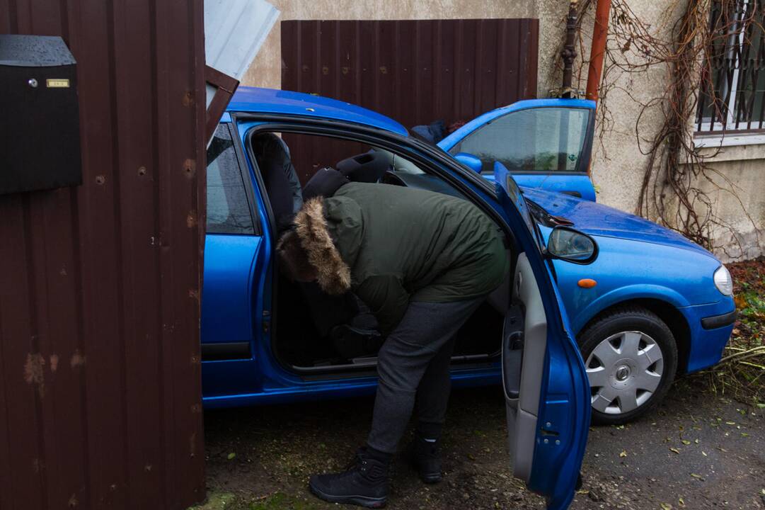 Žaliakalnyje „Nissan“ taranavo namo tvorą