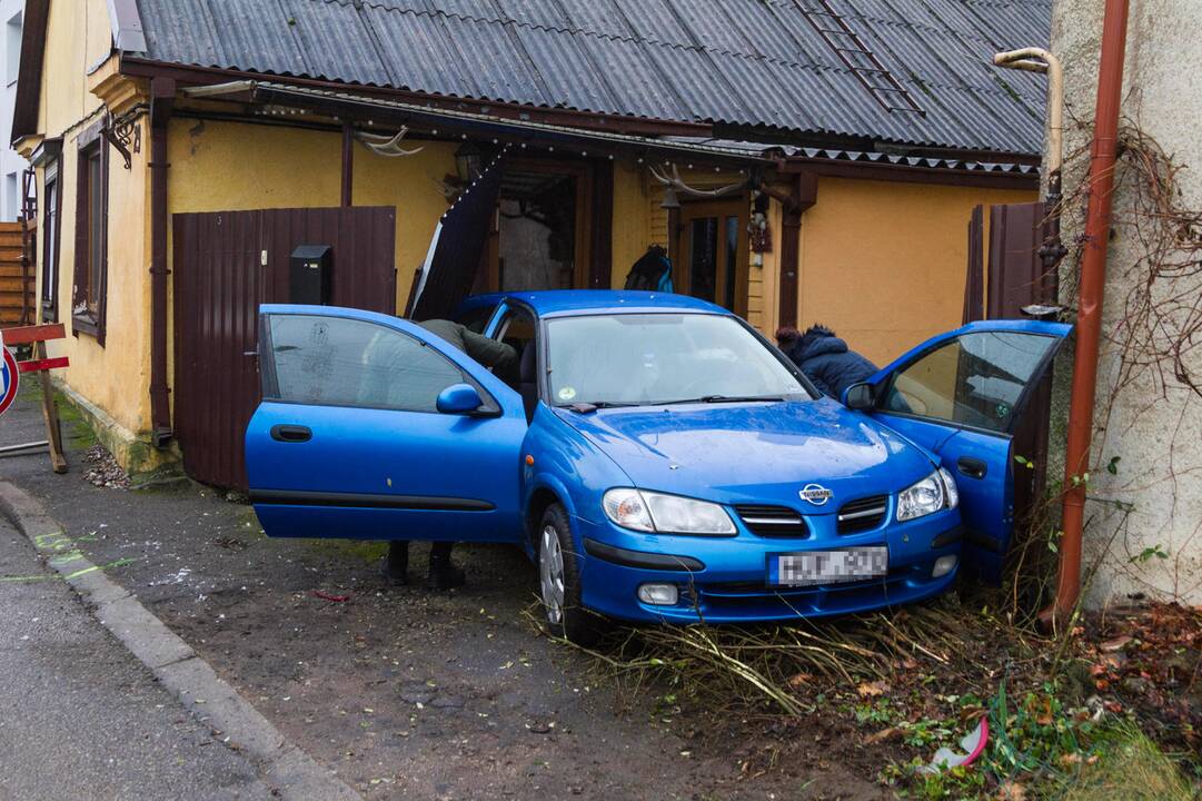 Žaliakalnyje „Nissan“ taranavo namo tvorą