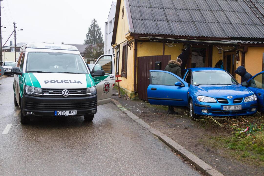 Žaliakalnyje „Nissan“ taranavo namo tvorą