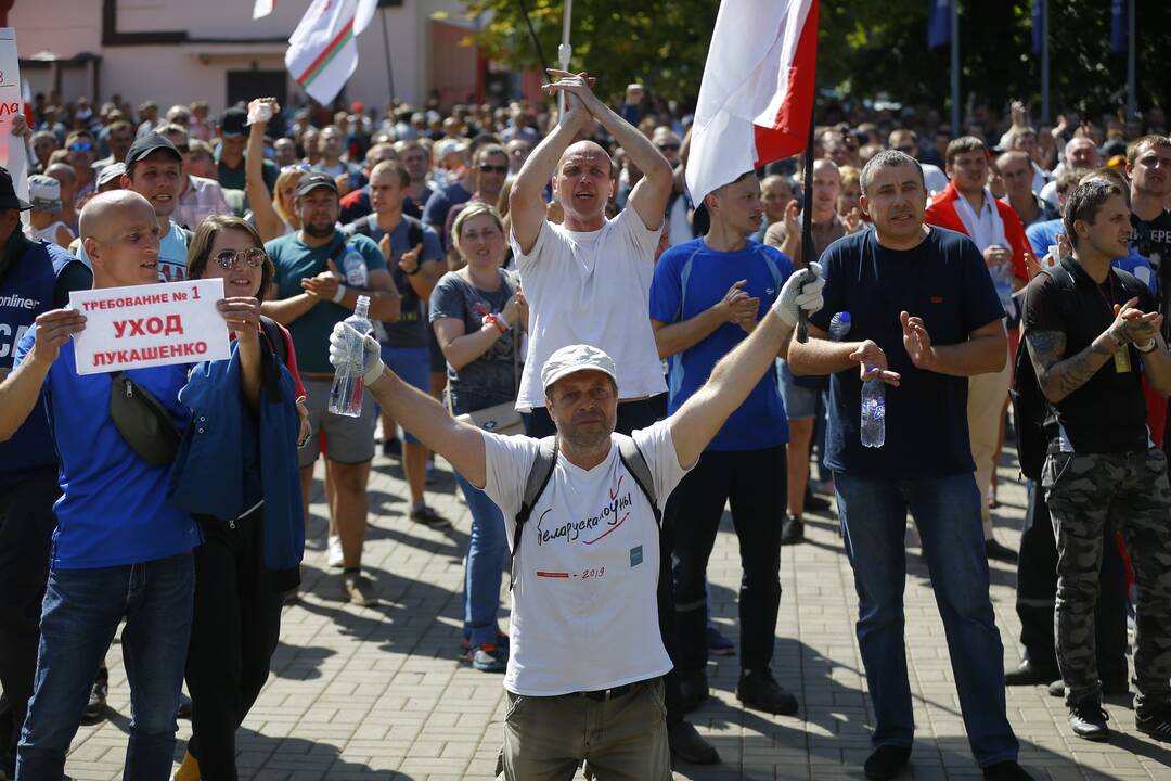 A. Lukašenka važinėja po Minsko gamyklas