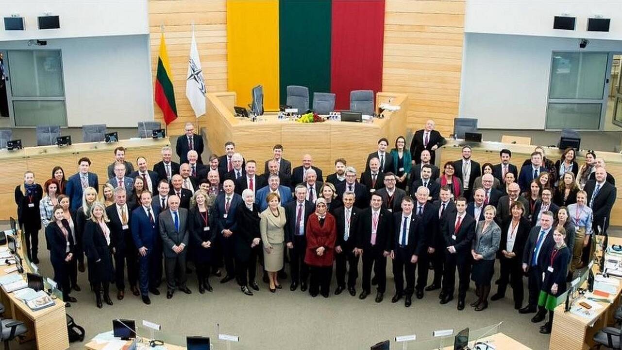 Vilniuje posėdžiavę NATO šalių parlamentarai remia atsaką Rusijai dėl išpuolio JK