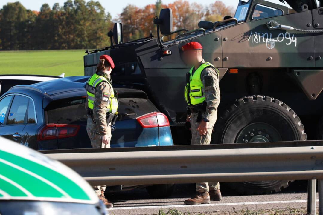 Ties Akademija į avariją pateko šarvuočių kolona