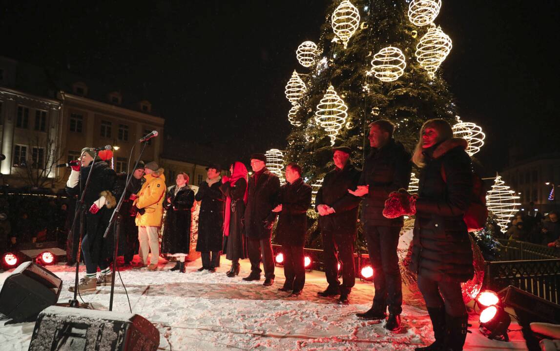 Sostinės Rotušės aikštėje nušvito Kalėdų eglutė