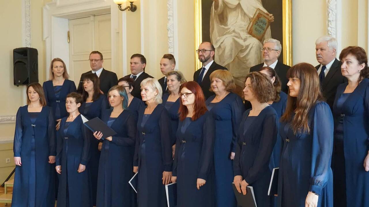 Varžėsi: Raudondvario mišraus choro "Svajonė", vadovaujamo R.Mišeikienės, pasirodymas įvertintas aukštais balais.