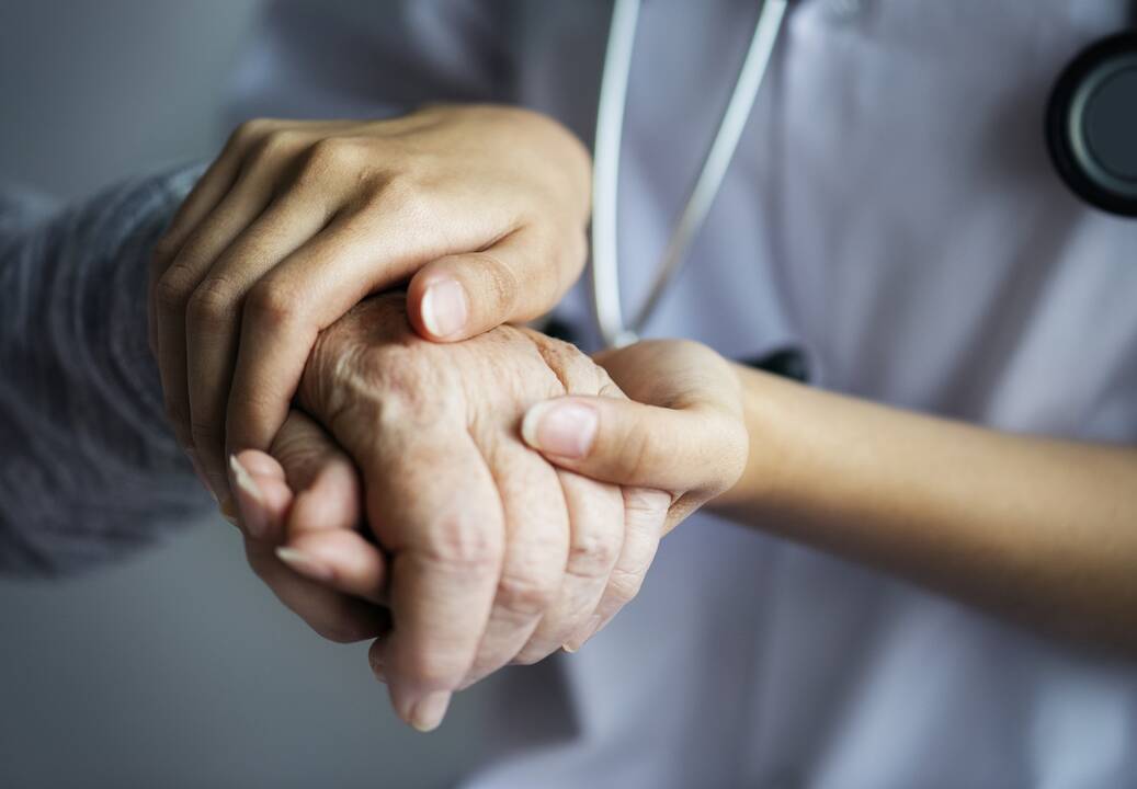 Geltonai nušvitusi Kauno rotušė primins apie pagalbą sunkiai sergantiems žmonėms