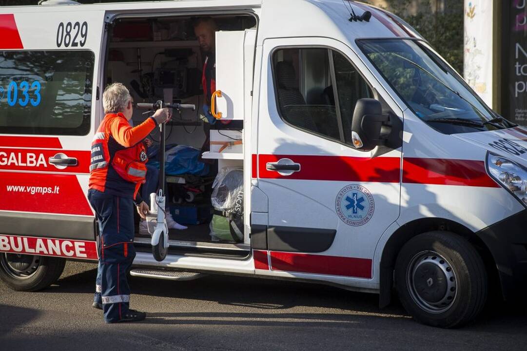 Nuo paspirtuko krito ir susižalojo girta 70-metė