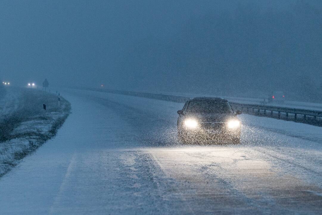 Įspėja dėl sudėtingų eismo sąlygų ir praneša, kur situacija – prasčiausia