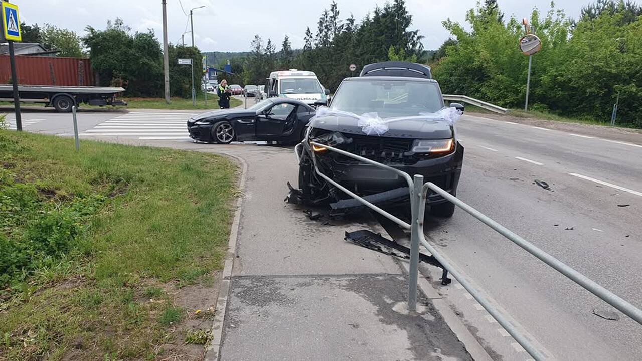 Šventiškai išpuoštą prabangų automobilį sustabdė atitvaras
