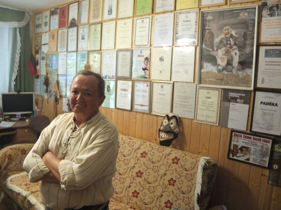 Dosniai: muziejaus ekspozicijas papildys Užgavėnių kaukės ir kiti tautodailininko S.Tamulio padovanoti vertingi eksponatai.