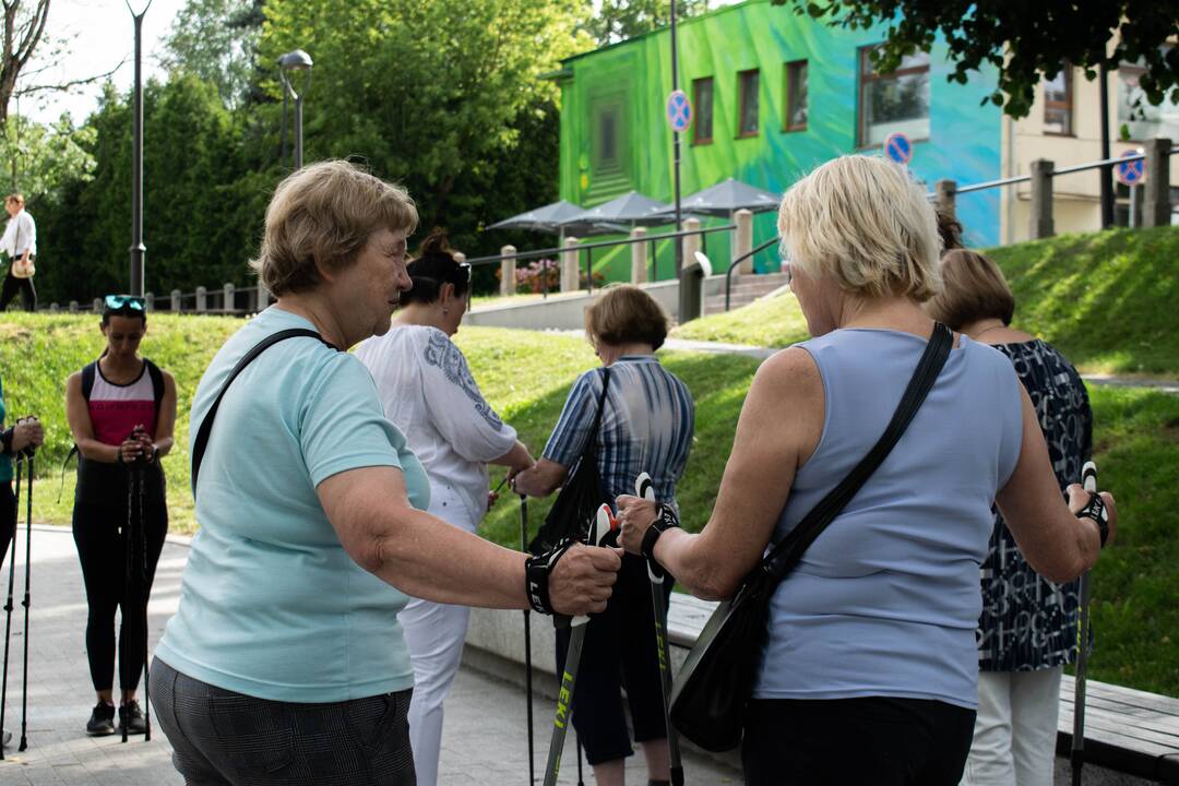 Naudinga: kiekvieną liepos antradienį viršutinėje Kauko laiptų aikštelėje vyksta šiaurietiško ėjimo treniruotės.