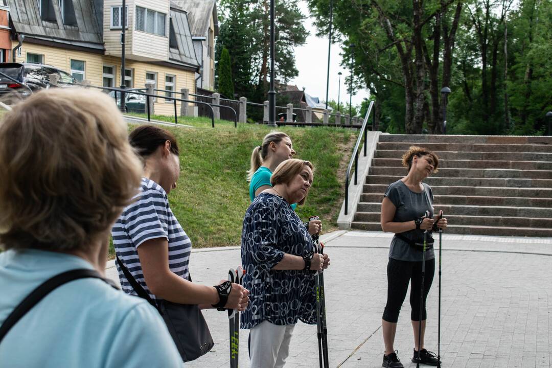 Naudinga: kiekvieną liepos antradienį viršutinėje Kauko laiptų aikštelėje vyksta šiaurietiško ėjimo treniruotės.