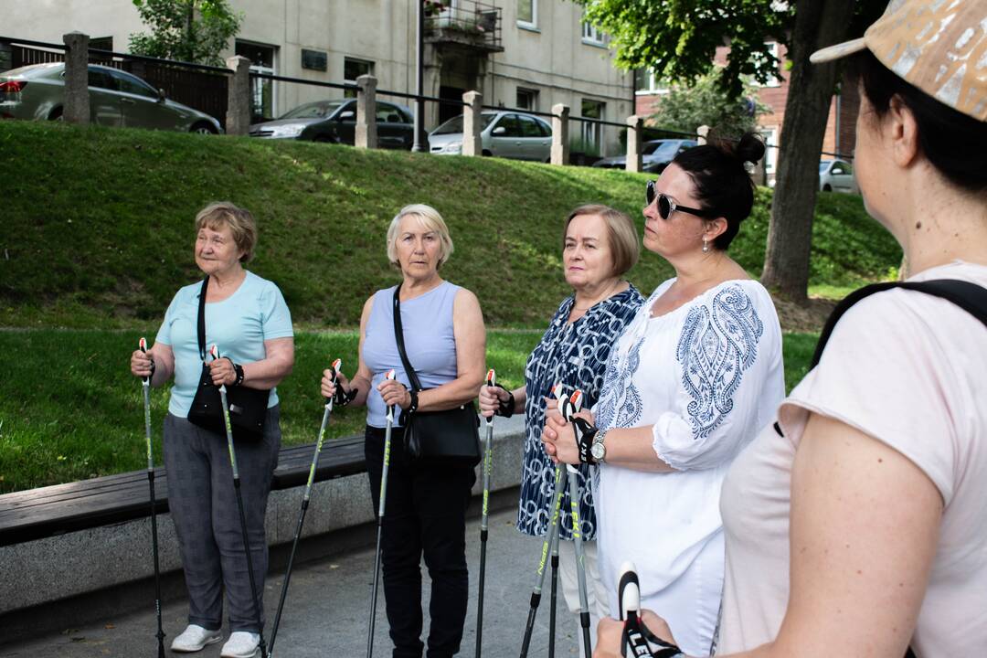 Naudinga: kiekvieną liepos antradienį viršutinėje Kauko laiptų aikštelėje vyksta šiaurietiško ėjimo treniruotės.