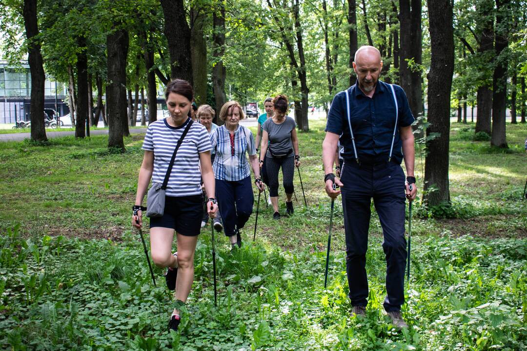 Naudinga: kiekvieną liepos antradienį viršutinėje Kauko laiptų aikštelėje vyksta šiaurietiško ėjimo treniruotės.