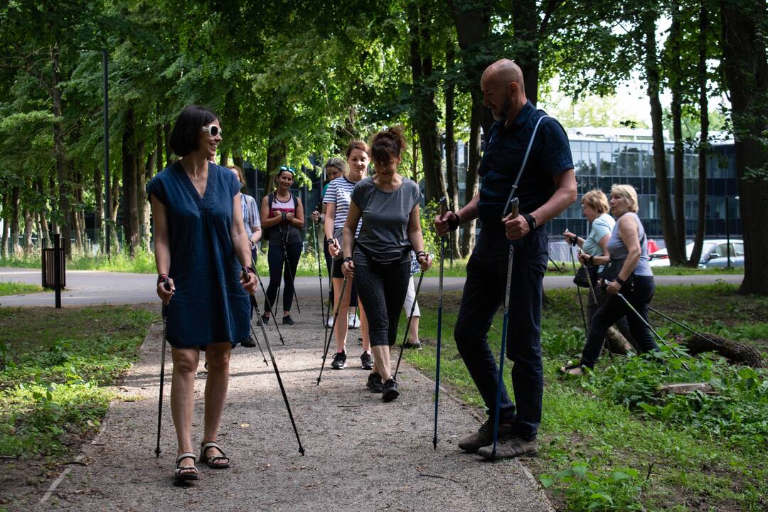 Naudinga: kiekvieną liepos antradienį viršutinėje Kauko laiptų aikštelėje vyksta šiaurietiško ėjimo treniruotės.