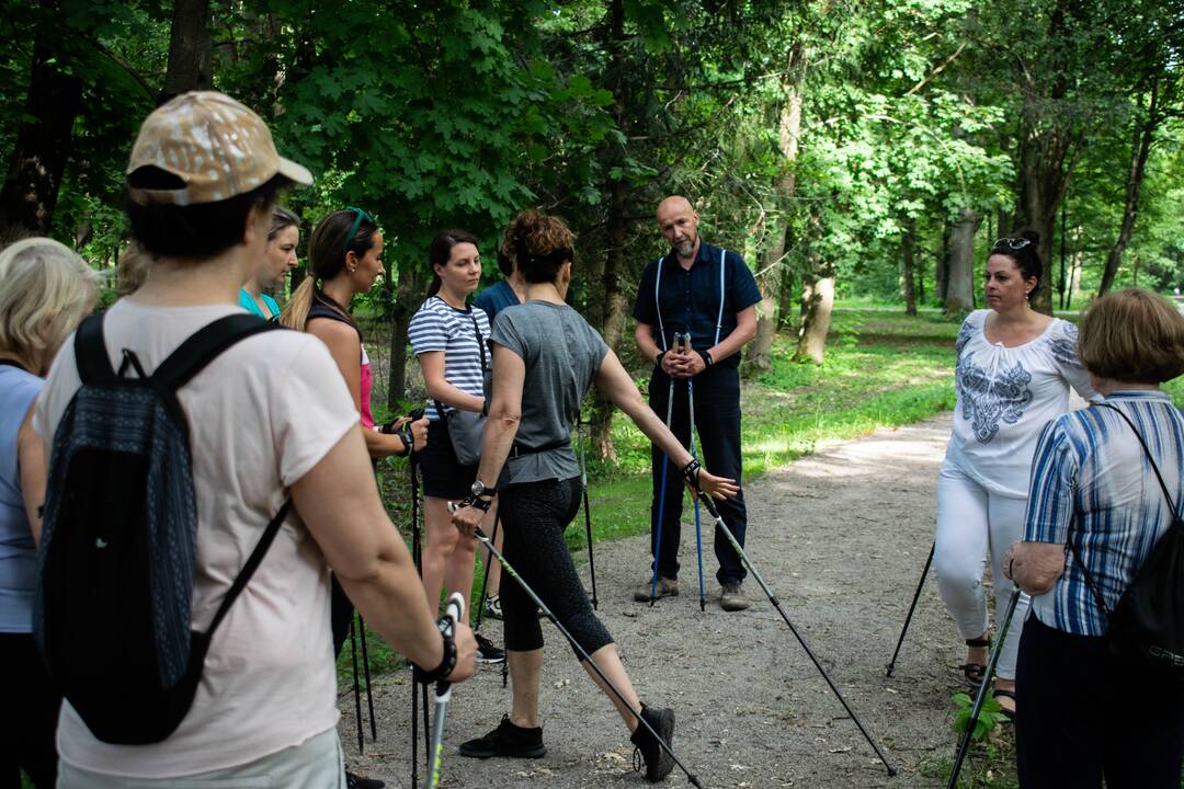 Naudinga: kiekvieną liepos antradienį viršutinėje Kauko laiptų aikštelėje vyksta šiaurietiško ėjimo treniruotės.