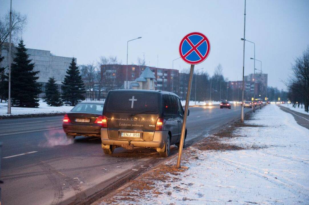 Mįslingos žmonių mirtys Kaune: vienas rastas bute, kitas – paskendęs po grindimis