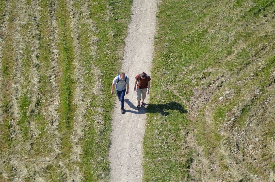 Patrauklu: keliauti piligriminiais maršrutais į Šiluvą žmonės atvyksta nuolat – po vieną, poromis, šeimomis, grupelėmis, su parapija ar bendruomene, su darbovietės kolektyvu.