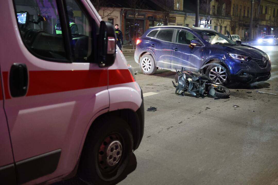 Vytauto prospekte „Renault“ susudūrė su motoroleriu