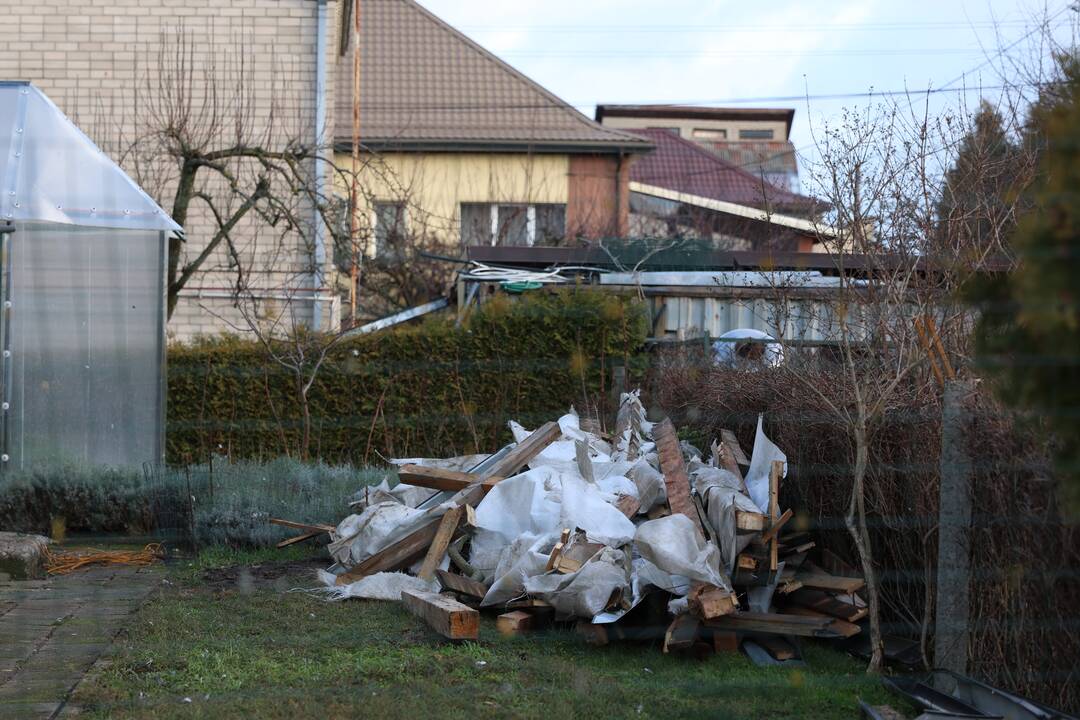 Garliaviškių namo stogas atsidūrė pas kaimynus