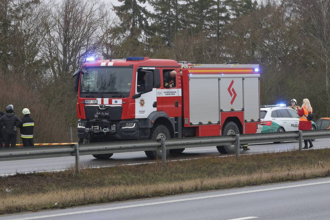 Ties Sitkūnais dujas vežęs vilkikas rėžėsi į kelininkų brigadą 