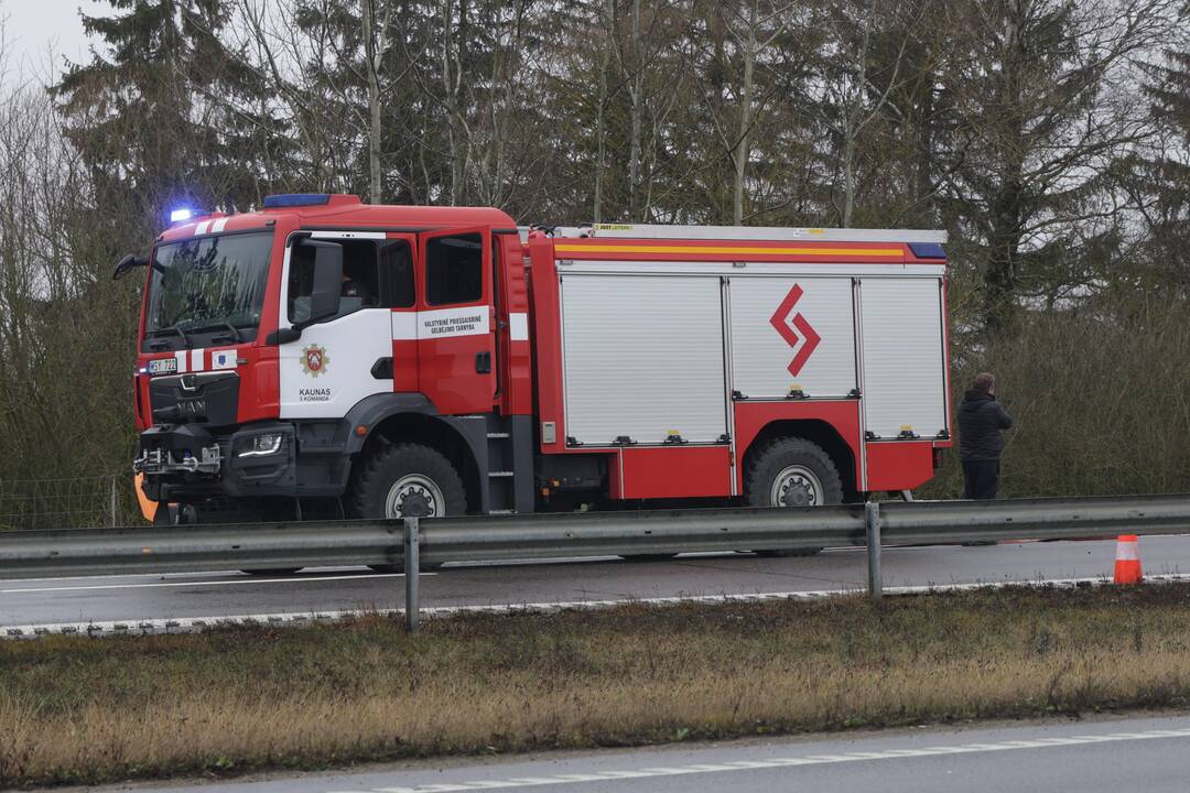 Ties Sitkūnais dujas vežęs vilkikas rėžėsi į kelininkų brigadą 