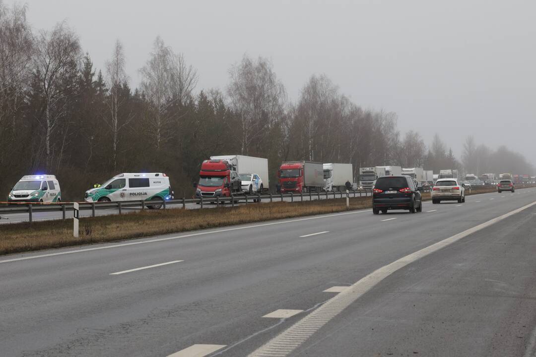 Ties Sitkūnais dujas vežęs vilkikas rėžėsi į kelininkų brigadą 