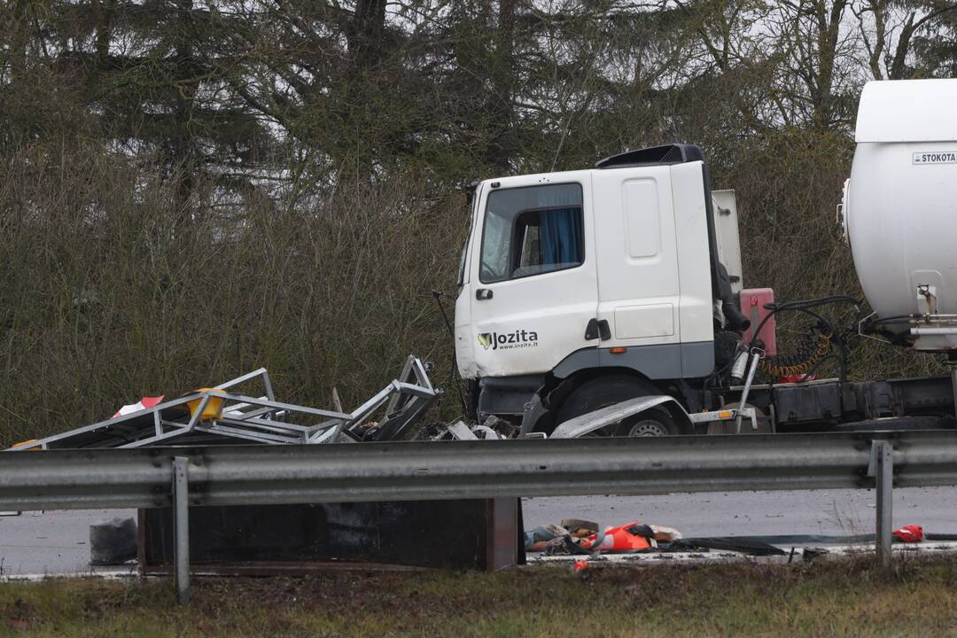 Ties Sitkūnais dujas vežęs vilkikas rėžėsi į kelininkų brigadą 