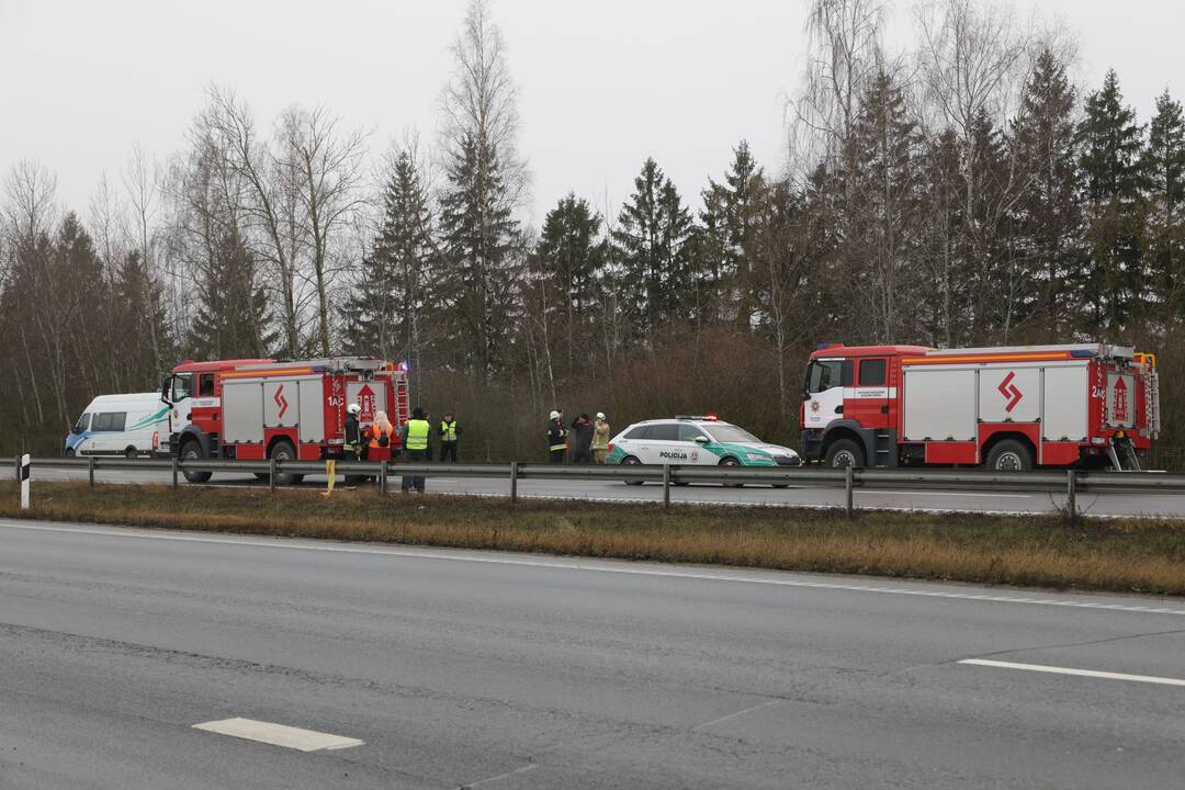 Ties Sitkūnais dujas vežęs vilkikas rėžėsi į kelininkų brigadą 